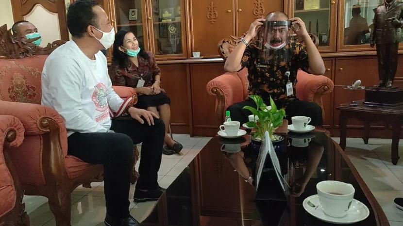 Kepala BLK Surakarta Sofwan Setiawan menyerahkan APD karya siswa BLK Surakarta kepada Wali Kota Surakarta FX Hadi Rudyatmo di Balai Kota Surakarta, Jawa Tengah, Kamis (9/4).
