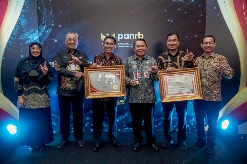 Kepala BLUD Jakarta Smart City Yudhistira Nugraha (kedua kanan) berpose bersama setelah menerima Top 45 Inovasi dari Kementerian PAN RB, baru-baru ini.