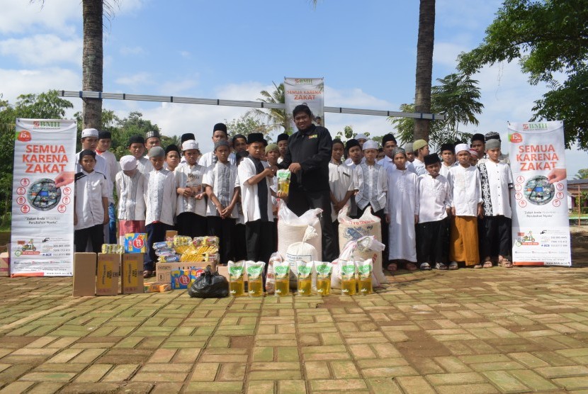 Kepala BMH Bogor, Muhammad Irwan memberikan bantuan sembako bagi santri yatim dhuafa penghafal Alquran. 