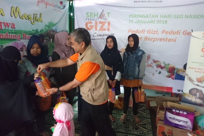  Kepala BMH Perwakilan Jabar Rahmat Hidayat tengah membagikan paket gizi dalam Program Sehat Peduli Gizi di Bandung, Kamis (25/1).  