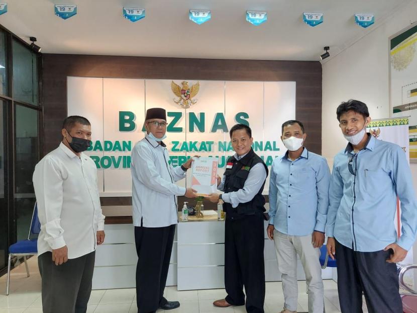 Kepala BMH Perwakilan Kepri, Abdul Aziz menyerahkan Annual Report 2021  kepada Ketua Baznas Provinsi Kepri, Drs  H Arusman Yusuf  MHI. 