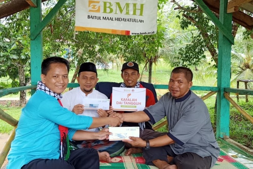 Kepala BMH Perwakilan Kepulauan Riau, Abdul Aziz menyerahkan kafalah  secara simbolis kepada tiga Dai Tangguh,  di Pulau Bintan,  Kepri, Sabtu (8/6).
