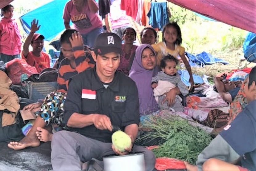 Kepala BMH Perwakilan Maluku,  Ali Ikrom ikut membantu menyiapkan makanan untuk pengungsi korban gempa Ambon.
