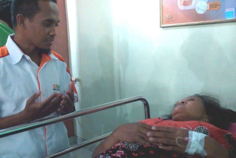 Kepala BMH Perwakilan Sulsel,  Kadir SPdI saat mendoakan korban tsunami di Palu yang dirawat di Makassar