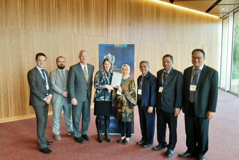  Kepala BMKG Dwikorita Karnawati (berhijab) terpilih sebagai Anggota Dewan Eksekutif World Meteorological Organization (WMO) 2019-2023 mewakili RA V (Pasifik Barat Daya) bersama Australia dan Singapura pada Kongres Meteorologi Dunia ke - 18 yang dilaksanakan di Jenewa, Swiss, pada tanggal 3-14 Juni 2019.