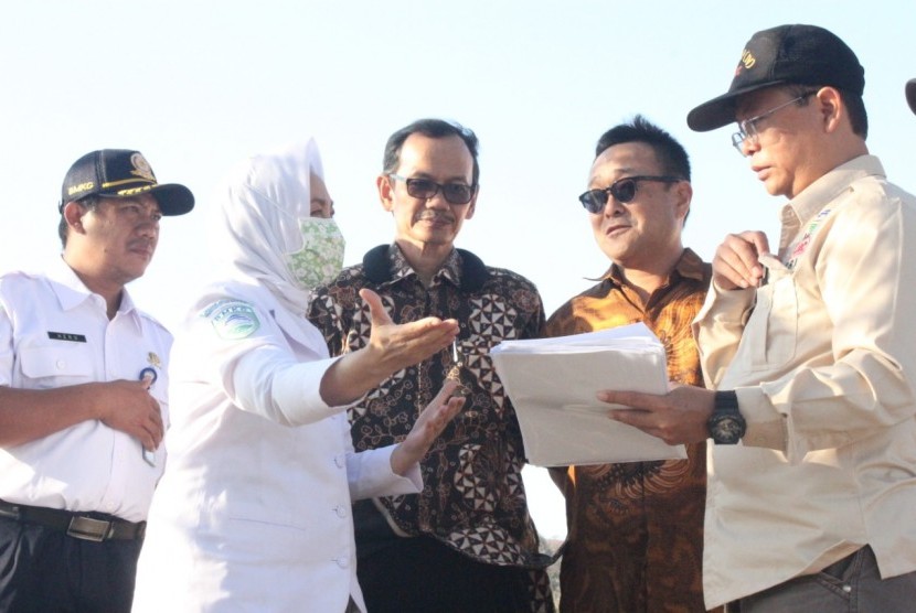 Kepala BMKG Dwikorita Karnawati (kedua kiri) saat melakukan persiapan pembangunan instrastruktur peringatan gempa bumi dan tsunami di Pesisir Selatan DIY dan Jateng.