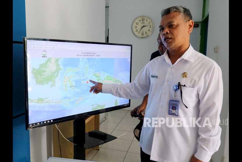 Kepala BMKG Stasiun Geofisika Ambon, Sunardi memberikan penjelasan perkembangan gempa bumi yang mengguncang Pulau Ambon, Maluku.