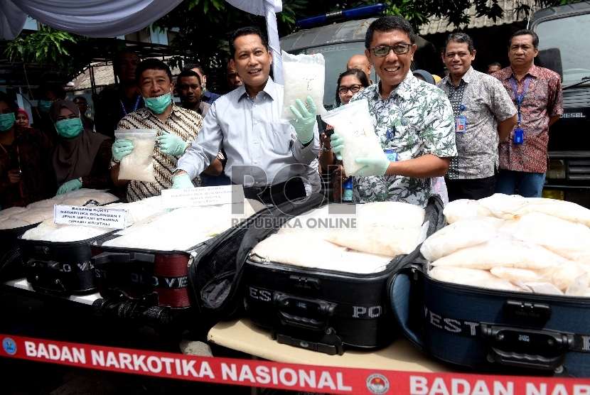 Kepala BNN Budi Waseso menunjukan barang bukti saat pemusnahan sabu di Kantor Badan Narkotika Nasional, Jakarta, Selasa (15/12).  (Republika/Wihdan)