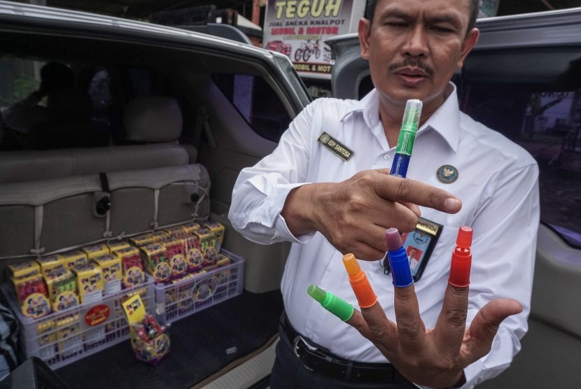 Kepala BNN Cilacap Edy Santosa menunjukan permen jari yang diduga mengandung narkoba, hasil razia petugas BNN di Kroya, Cilacap, Jateng, Rabu (12/10). 