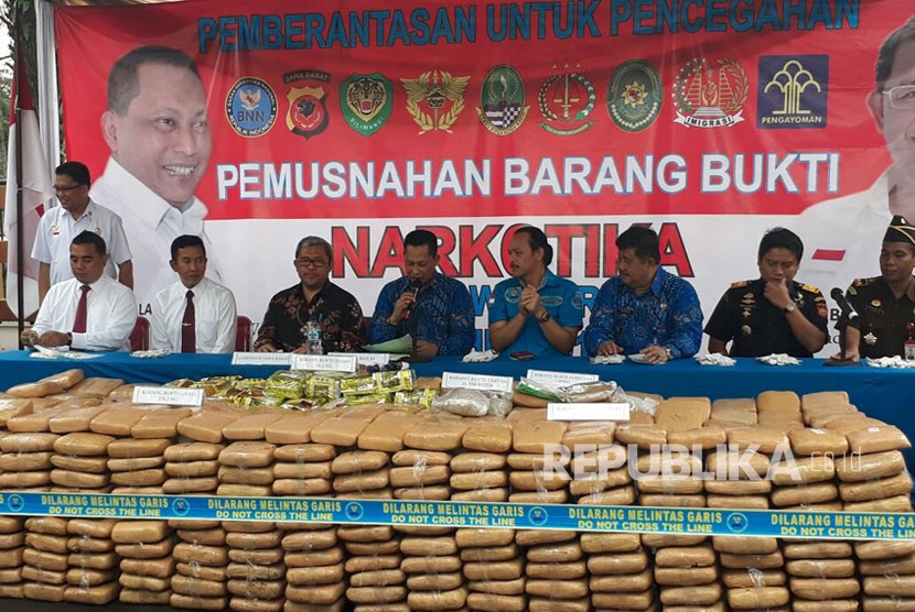 Kepala BNN Komjen Pol Budi Waseso dan Gubernur Jabar Ahmad Heryawan memusnahkan ratusan ribu kilogram narkotika di Halaman Gedung Sate, Jumat (10/11). 