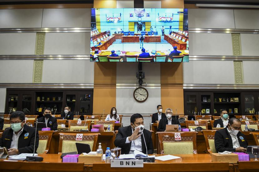 Kepala BNN Petrus R. Golose (tengah) mengikuti Rapat Dengar Pendapat (RDP) dengan Komisi III DPR di Kompleks Parlemen, Senayan, Jakarta, Kamis (18/3/2021). Rapat tersebut membahas pemetaan jaringan sindikat narkotika di Indonesia serta pencegahan dan upaya pemberantasan narkotika di lingkungan Lapas/Rutan. 