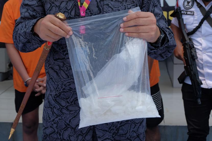 Aparat menunjukkan barang bukti narkotika jenis sabu saat konferensi pers (ilutrasi).