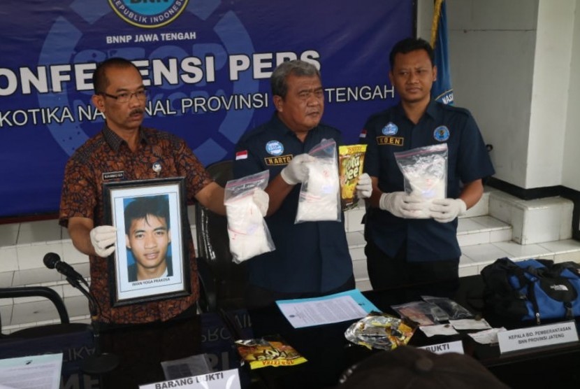 Kepala BNN Provinsi Jawa Tengah, Brigjen Pol M Nur menunjukkan foto pelaku dan barang bukti pengungkapan jaringan peredaran sabu sabu Solo Raya, di kantor BNN Provinsi Jawa Tengah, di Semarang, Jumat (2/11). 