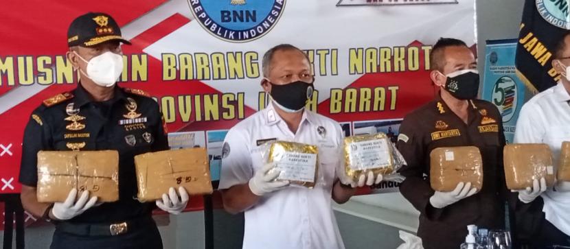 Kepala BNNP Jabar, Brigjen Pol Benny Gunawan saat memusnahkan barang bukti sabu dan ganja