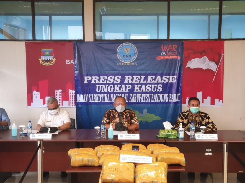 Kepala BNNP Jabar, Brijen Pol Benny Gunawan saat rilis pengungkapan 67 kg ganja di kantor BNNK Bandung Barat.