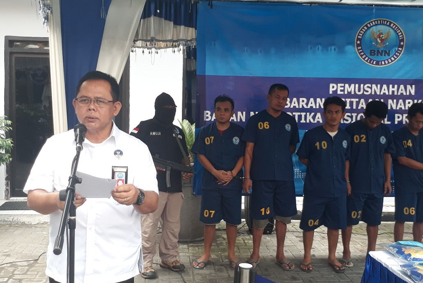 Kepala BNNP Jatim Brigjen Pol Bambang Budi Santoso menunjukan barang bukti berupa sabu dan para tersangka di halaman BNNP Jatim, Rabu (7/2). Pada kesempatan yang sama, BNNP Jatim juga memusnahkan narkoba jenis sabu seberat 8,05 kilogram.