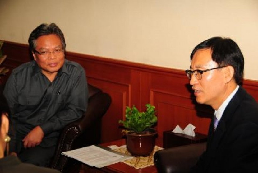 Head of BNP2TKI Gatot Abdullah Mansyur (left) speaks with Vice President of South Korean HRD, Kweon Ki-Weon in Jakarta on Saturday. 