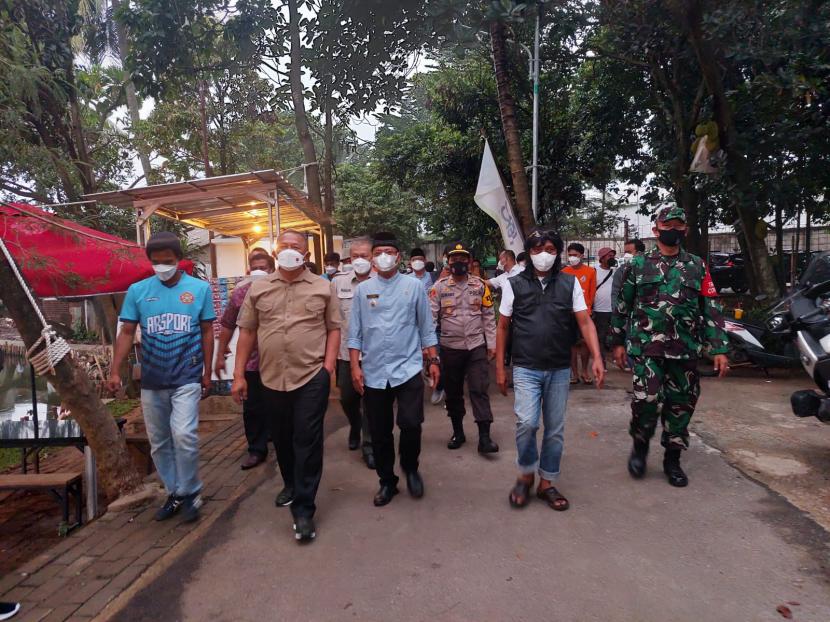 Kepala BNPB (Baju Cokelat) meninjau situasi di salah satu tempat makan yang ada di Desa Wisata Pamegarsari, Kabupaten Bogor, Jumat (29/10).