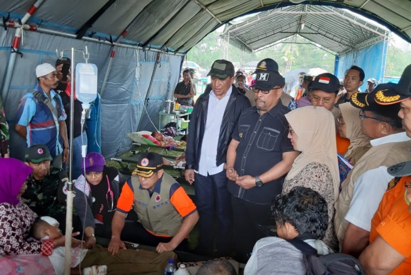 Kepala BNPB Doni Monardo didampingi Gubernur Maluku Murad Ismail meninjau beberapa tempat di wilayah terdampak gempa di Ambon, Maluku, Jumat (27/9/2019).