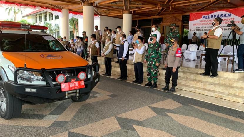 Kepala BNPB Letjen TNI Ganip Warsito, melepas mobil masker untuk penguatan protokol kesehatan (prokes) di wilayah Provinsi Aceh. 