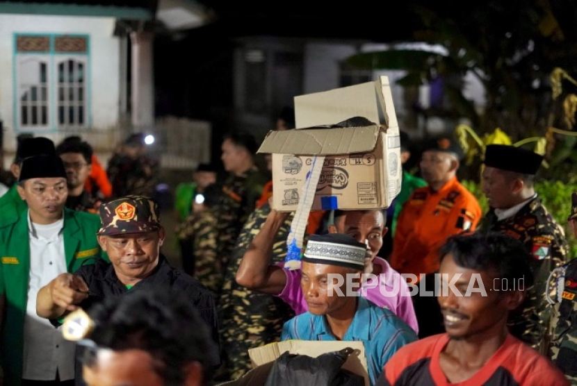 Kepala BNPB, Letjen TNI Suharyanto, hadir langsung bersama Ansor-Banser bantu korban bencana.