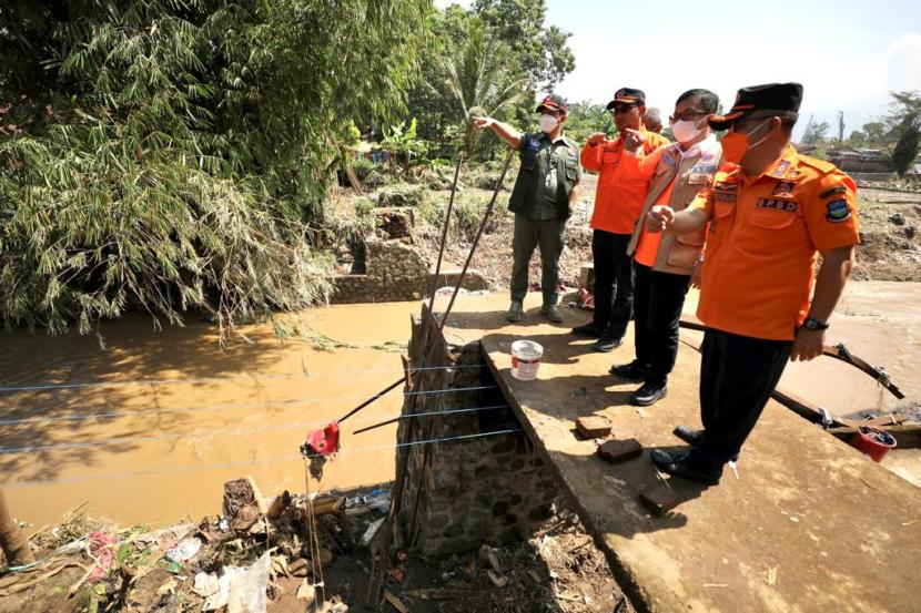 Kepala BNPB Letjen TNI Suharyanto meninjau lokasi terdampak banjir dan tanah longsor di Kampung Dayeuh Handap, Kelurahan Kota Kulon, Kecamatan Garut Kota, Garut, Jawa Barat, Selasa (19/7).