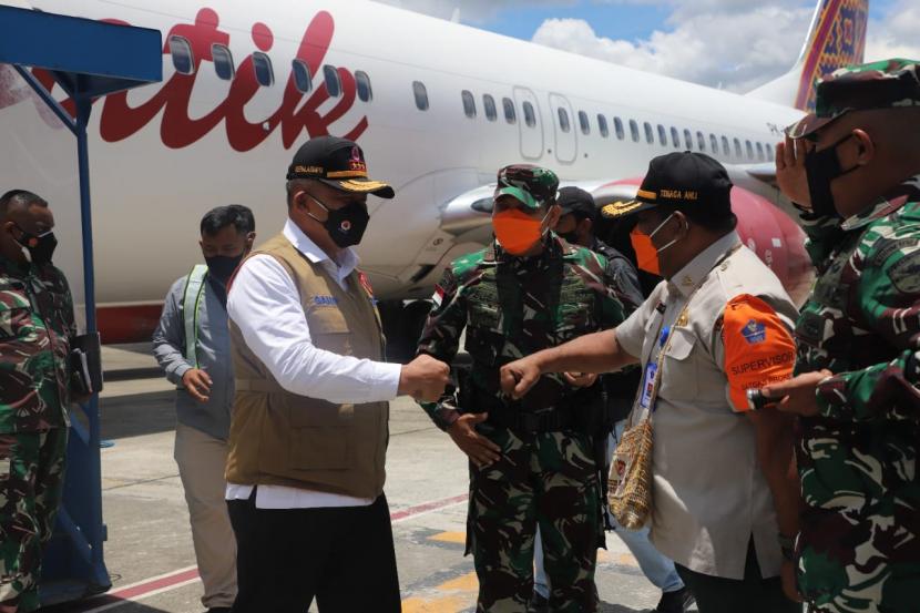 Kepala BNPB selaku ketua satgas  penanganan Covid-19  Letjen TNI Ganip Warsito SE., MM tiba di bandara Mozes Kilangan Timika