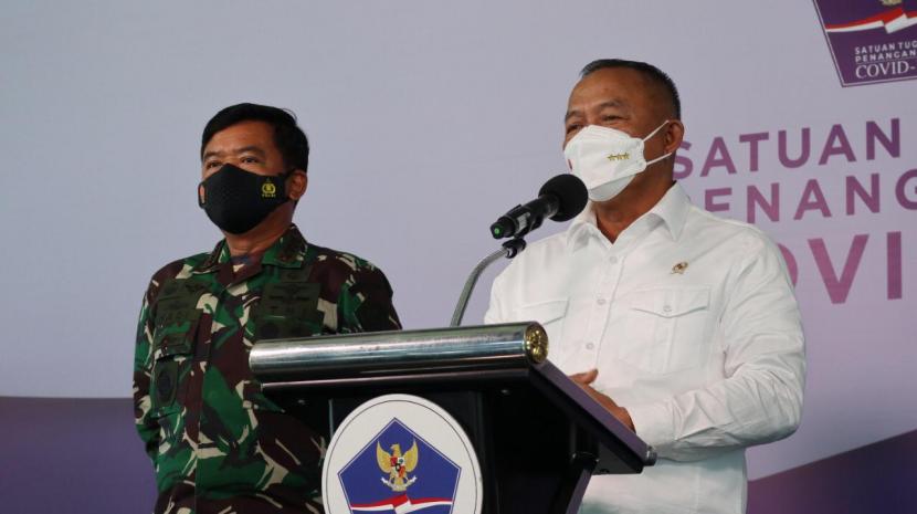 Kepala BNPB/Ketua Satgas Penangan COVID-19 Ganip Warsito (kanan) bersama Panglima TNI Hadi Tjahjanto (kiri) dalam konferensi pers 