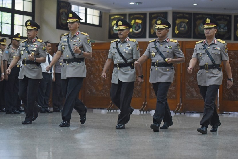 Kepala BNPT Irjen Pol Tito Karnavian (kiri), Kapolda Metro Jaya Irjen Pol Moechgiyarto (kedua kiri), Kapolda Jawa Barat Irjen Pol Jodie Rooseti (tengah), Widyaiswara Sespim Polri Lemdikpol Brigjen Pol DB Hermawan (kedua kanan), dan Kapolda Riau Brigjen Pol