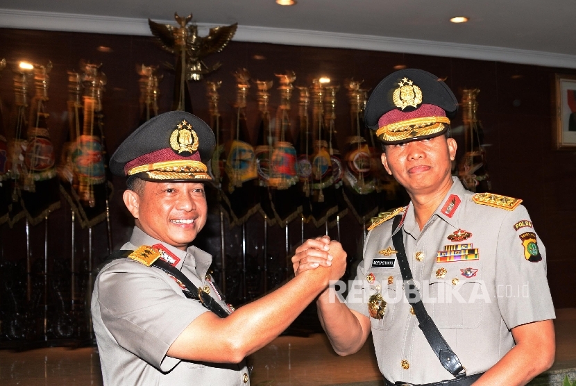 Kepala BNPT Irjen Tito Karnavian (kiri) berjabat tangan dengan Kapolda Metro Jaya Irjen Moechgiarto usai pelantikan di Mabes Polri, Jakarta, Senin (21/3). (Republika/Yasin Habibi)