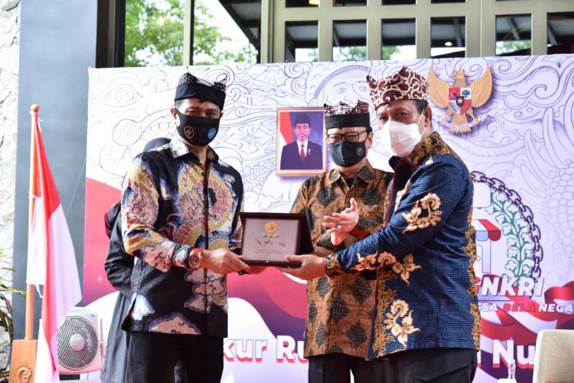 Kepala BNPT Komjen Boy Rafli Amar bersama Menpan RB Tjahjo Kumolo saat meresmikan Warung NKRI di Hedon Cafe Kabupaten Banyuwangi, Jawa Timur pada Kamis (20/1/2022).