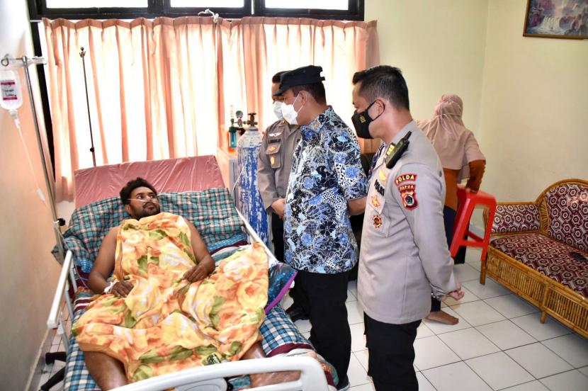 Kepala BNPT, Komjen Boy Rafli Amar menjenguk Iptu Budi Basra, korban keganasan KKB di Distrik Kiwirok, Kabupaten Pegunungan Bintang, Provinsi Papua pada Selasa (28/9).