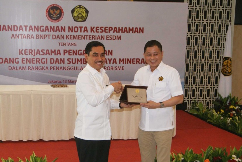 Kepala BNPT, Komjen Pol Suhardi Alius bersama Menteri ESDM, Ignasius Jonan di Ruang Sarulla, Gedung Utama Kementerian ESDM, Jakarta, Senin (13/3) siang.