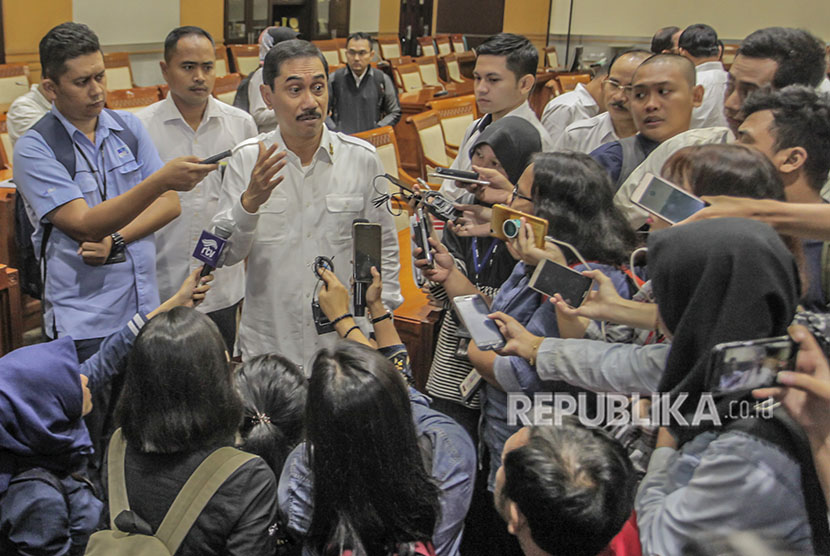 Kepala BNPT Komjen Pol Suhardi Alius menjawab pertanyaan wartawan usai melakukan RDP dengan Komisi III DPR di di Kompleks Parlemen, Senayan, Jakarta, Rabu (30/5).
