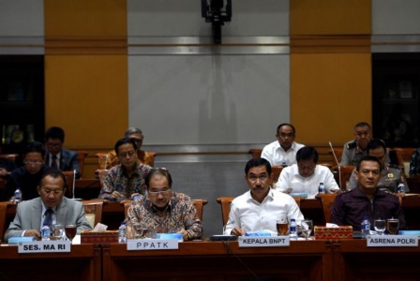 Kepala BNPT Komjen Suhardi Alius (kedua kanan), Asisten Perencanaan dan Anggaran Kapolri Irjen Bambang Sunarwibowo (kanan), Kepala PPATK Kiagus Ahmad Badaruddin (kedua kiri) dan Sekretaris MA Achmad Setyo Pudjoharsoyo (kiri) mengikuti rapat dengan Komisi III DPR di Kompleks Parlemen, Senayan, Jakarta, Selasa (19/9). Rapat tersebut membahas rencana kerja dan anggaran kementerian serta lembaga tahun 2018.