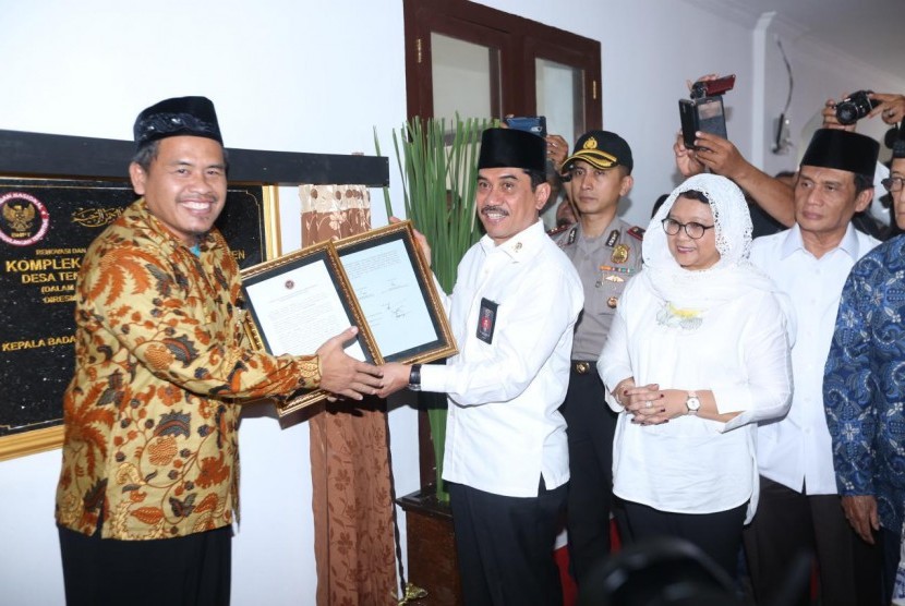 The head of National Counterterrorism Agency (BNPT), Comr. Gen. Suhardi Alius together with former terrorist Ali Fauzi inaugurate mosque and Quran learning center Baitul Muttaqien at in the home village of death row convicted terrorist of Bali Bombing I, Amrozi, in Tenggulun village, Lamongan district, East Java, Friday. 