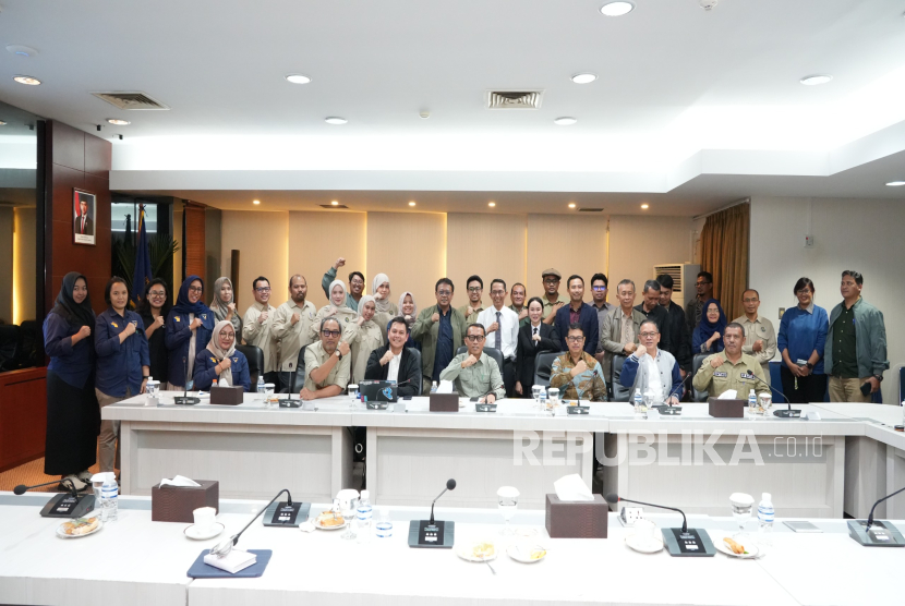 Kepala BP Batam, Amsakar Achmad melaksanakan tatap muka bersama Tim Verifikator Perizinan di Marketing Centre, Kamis (13/11/2025).