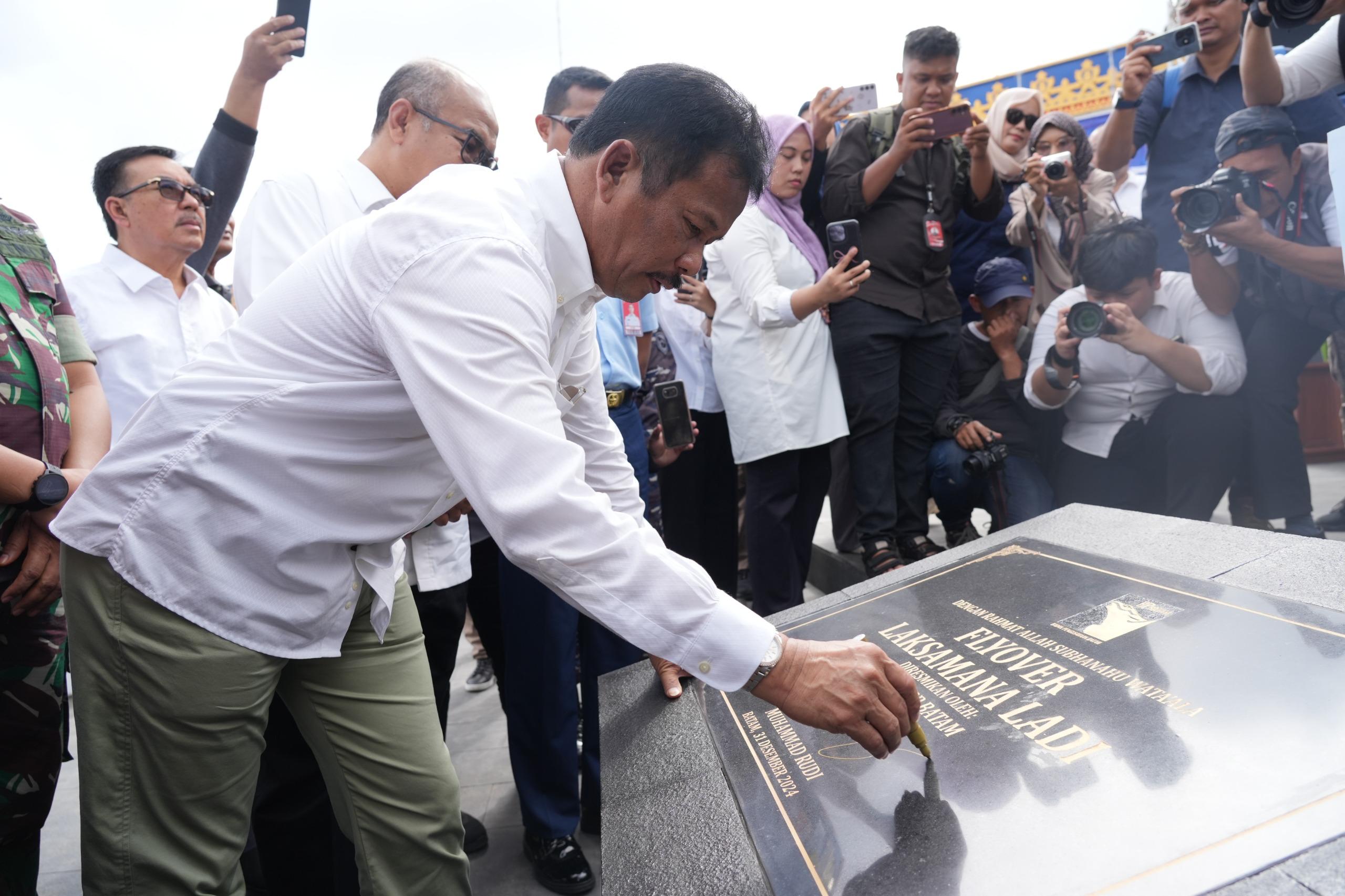 Kepala BP Batam, Muhammad Rudi meresmikan Flyover Laksamana Ladi sebagai upaya mengurai kemacetan arus kendaraan yang kerap terjadi dari depan Pura Agung - UIB, Selasa (31/12/2024).