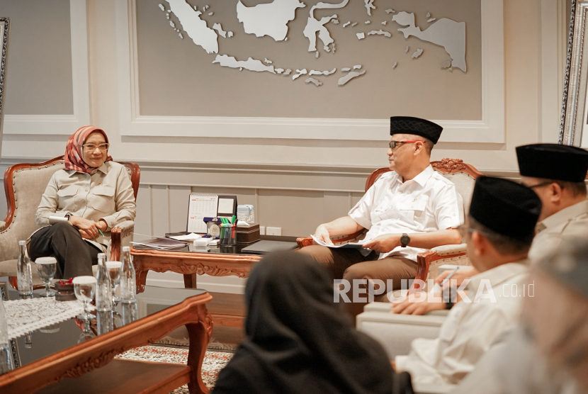 Kepala BP Haji Moch Irfan Yusuf beserta jajaran menyambangi Men PAN RB Rini Widyantini di Jakarta, Selasa (11/2/2025)