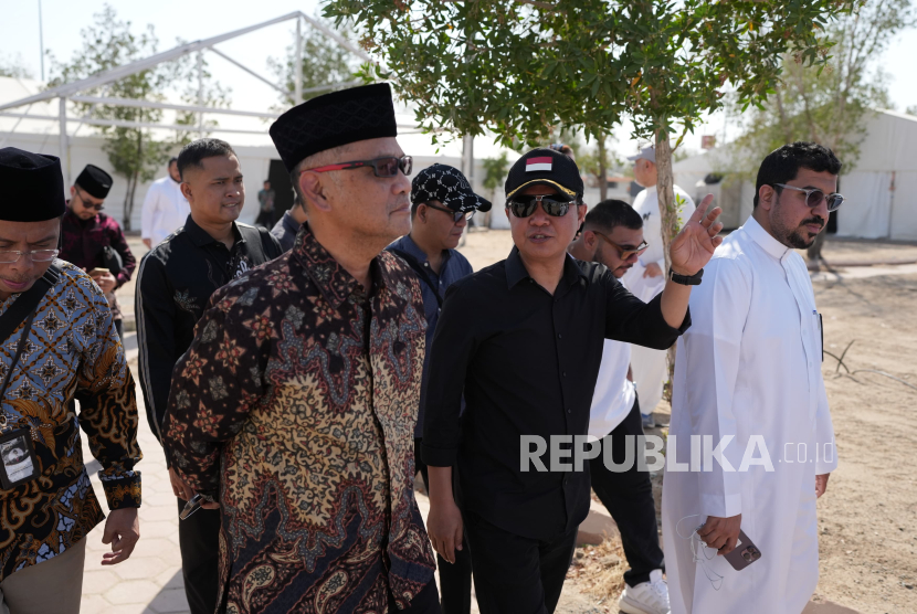 Kepala BP Haji Mochamad Irfan Yusuf, Kedua dari kiri