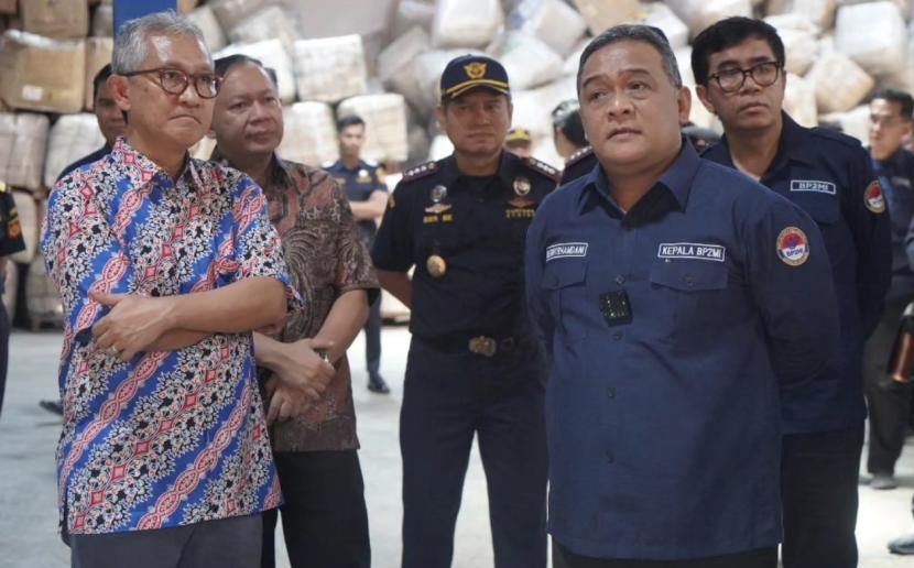 Kepala BP2MI Benny Rhamdani saat meninjau barang milik Pekerja Migran Indonesia yang tertahan.