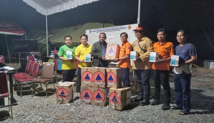 Kepala BPBD Kalimantan Selatan R Suria Fadliansyah menerima bantuan secara simbolis dari Pemerintah Provinsi (Pemprov) Jawa Timur berupa masker Merek N 95 dan masker kesehatan lainnya dengan total bantuan sebanyak 26.000 lembar, Kamis (5/10/2023).