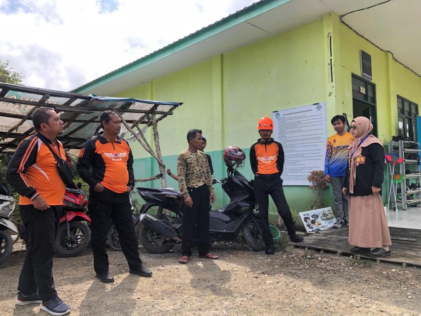 Kepala BPBD Kalsel Raden Suria Fadliansyah melalukan peninjauan dan analisa solusi penanganan kebakaran lahan di Desa Penggalaman, Martapura Barat, Kalimantan Selatan, Jumat (11/10/2024).