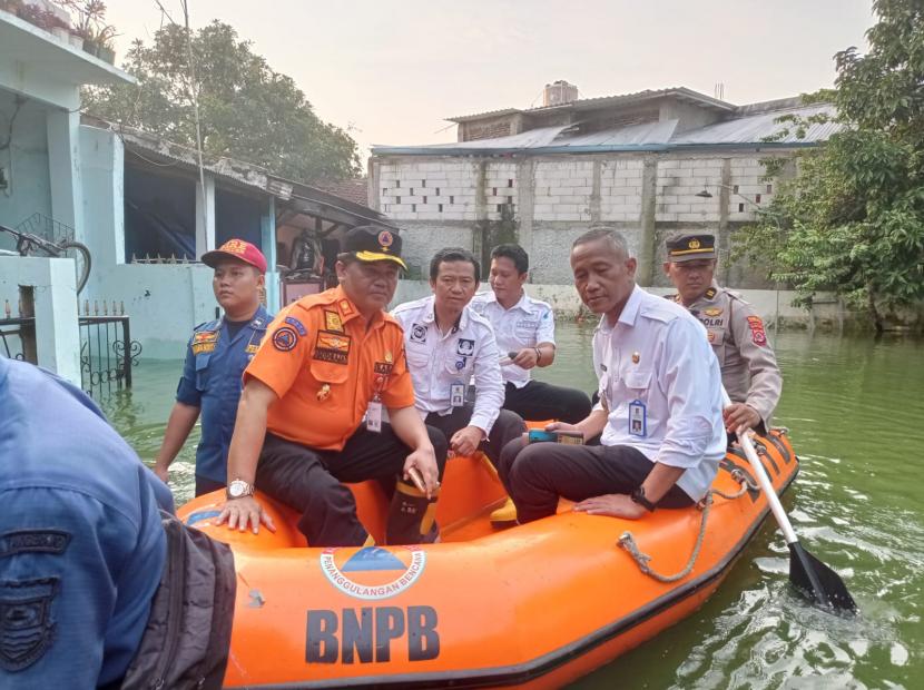 Kepala BPDB Kabupaten Tangerang, Banten, Ujat Sudratjat didampingi Kepala Bidang Rehabilitasi dan Rekonstruksi, Bangbang Ismail melakukan kunjungan dan tinjauan ke beberapa daerah yang mengalami kebanjiran, Rabu (11/5/2022).