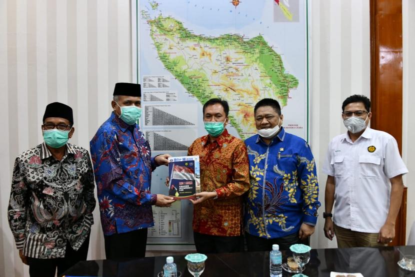 Kepala BPH Migas M Fanshurullah Asa bersama Anggota Komisi VII DPR RI Ridwan Hisjam dan Anwar Idris melakukan Pertemuan dengan Plt Gubernur Aceh Nova Iriansyah dan Kepala Badan Pengelola Migas Aceh (BPMA) Teuku Mohamad Faisal, di Pendopo Gubernur Aceh, Selasa (30/6). 