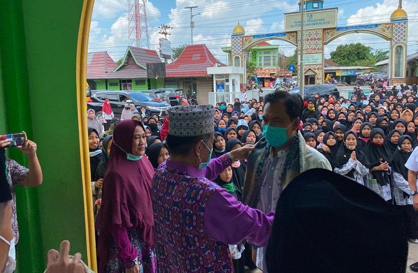 Kepala BPH Migas M Fanshurullah Asa bersama Tim BPH Migas mengunjungi Ponpes Al Ittifaqiah, Indralaya Mulia, Kecamatan Indralaya, Kabupaten Ogan Ilir, Sumatera Selatan, Ahad (18/10).