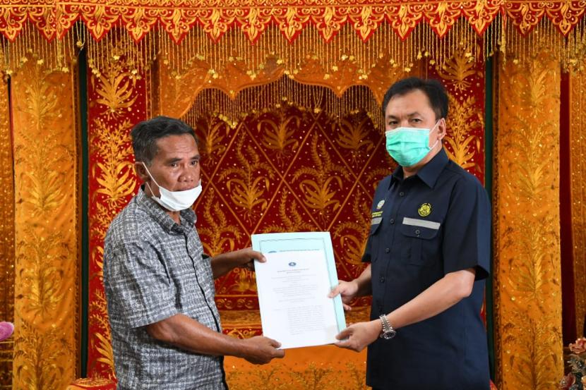 Kepala BPH Migas M. Fanshurullah Asa dalam kunjungan kerja monitoring lapangan dan pengawasan BBM dan Gas Bumi ke Provinsi Aceh dan Sumatera Utara menemui Bupati Aceh Barat Daya Akmal Ibrahim di Pendopo Bupati, Blang Pidie, (1/7). 