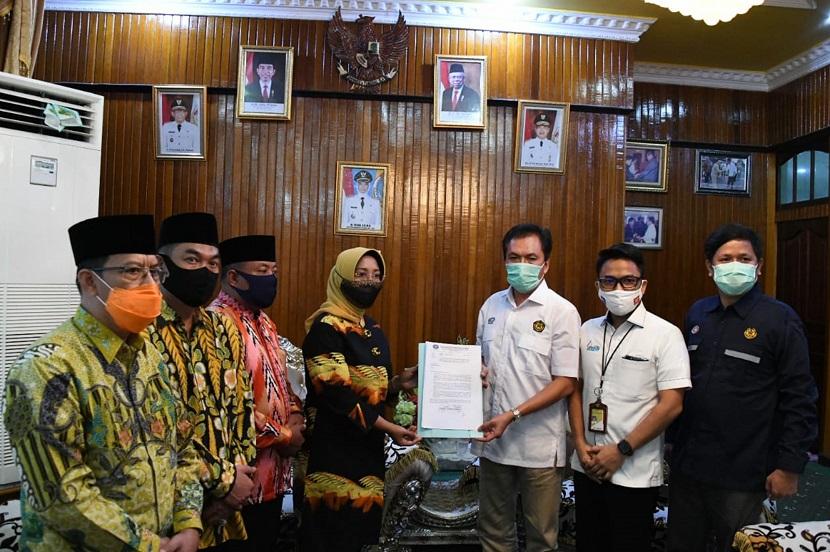 Kepala BPH Migas M Fanshurullah Asa dalam kunjungan kerja ke Propinsi Kalimantan Barat dalam rangka menjalankan fungsi pengawasan penyediaan dan pendistribusian BBM mengunjungi Bupati Mempawah.
