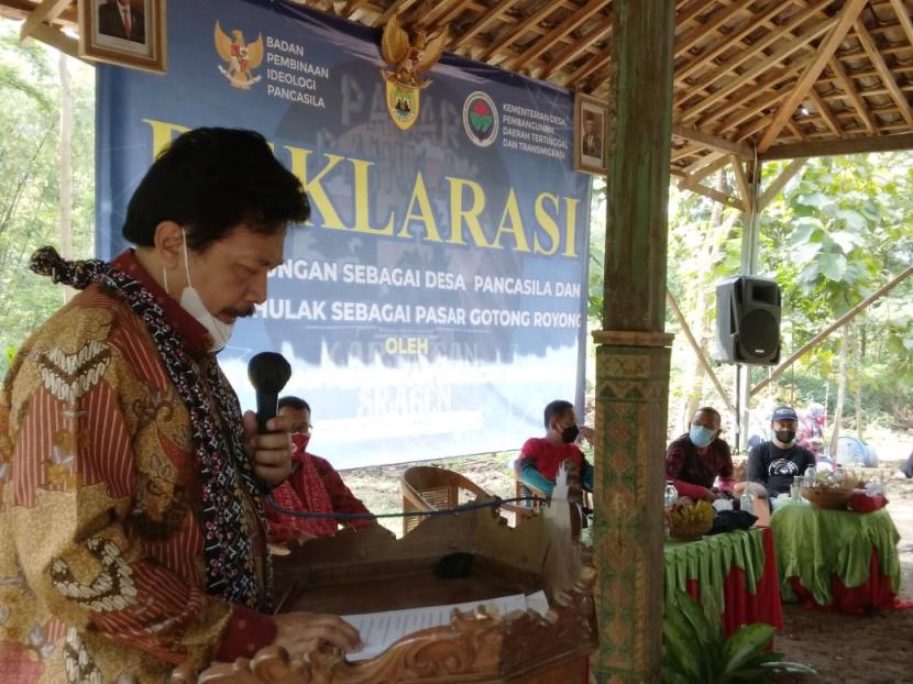 Kepala BPIP Prof Yudian saat menetapkan Desa Karungan dan Pasar Bahulak di Kabupaten Sragen sebagai Desa Pancasila dan Pasar Gotong Royong, Ahad (7/3).
