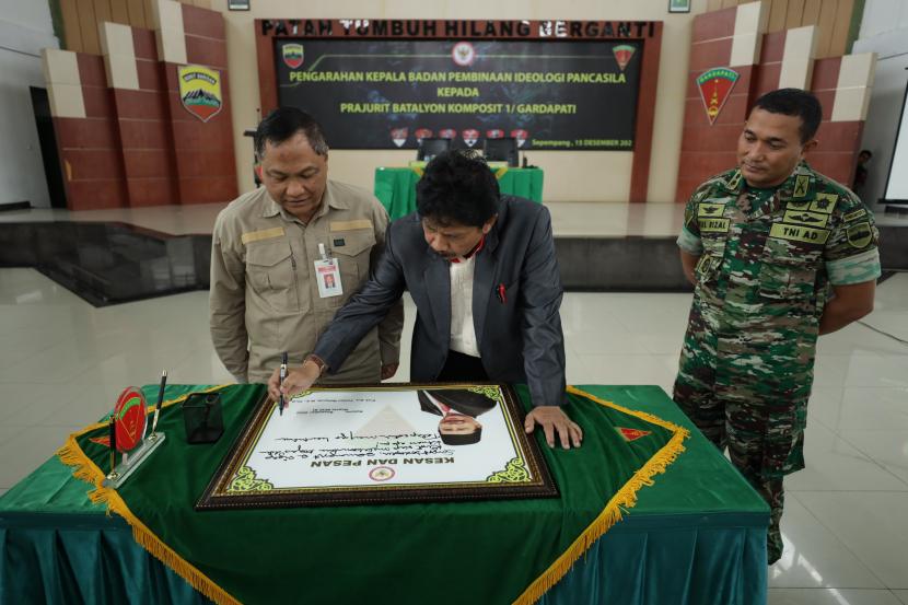 Kepala BPIP RI, Yudian Wahyudi mengunjungi  Batalyon Komposit 1 Bukit Barisan Natuna untuk memberikan semangat dan motivasi kepada anggota TNI yang bertugas di daerah 3T Natuna.